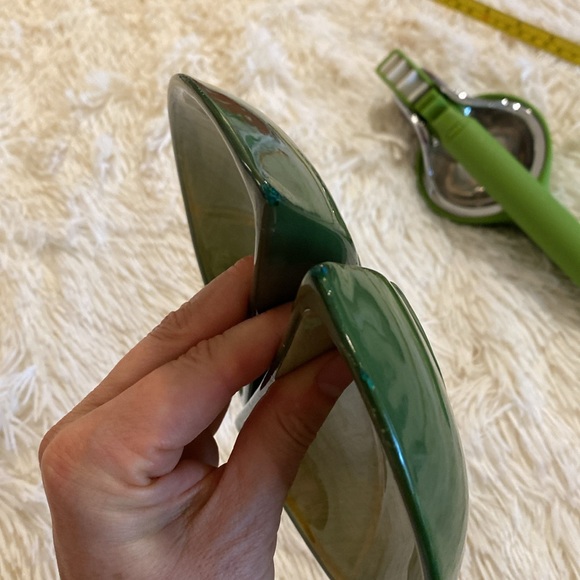 Chef’n hand juicer. Very heavy duty and excellent shape. 2 lime bowls included! - Picture 8 of 9